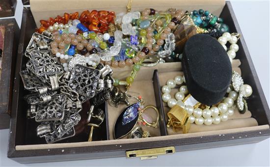 A quantity of mixed costume jewellery.